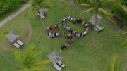 personnes-se-donnant-la-main-pour-les-50-ans-SIKOA